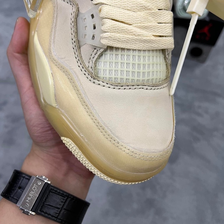 Giày Jordan 4 Retro Off-White Sail màu kem.