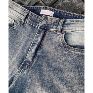 Quần jeans xanh.