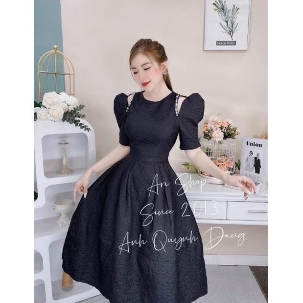 Đầm midi xốp xòe vai khoét viền hột