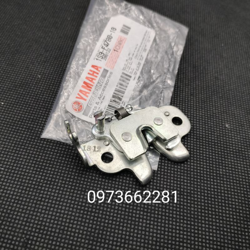 Chốt gài khóa yên dưới xe EXCITER 135,150 zin Yamaha