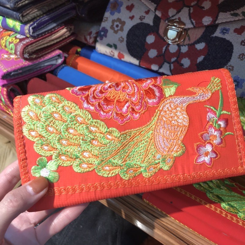 Ví thuê con công bằng vải