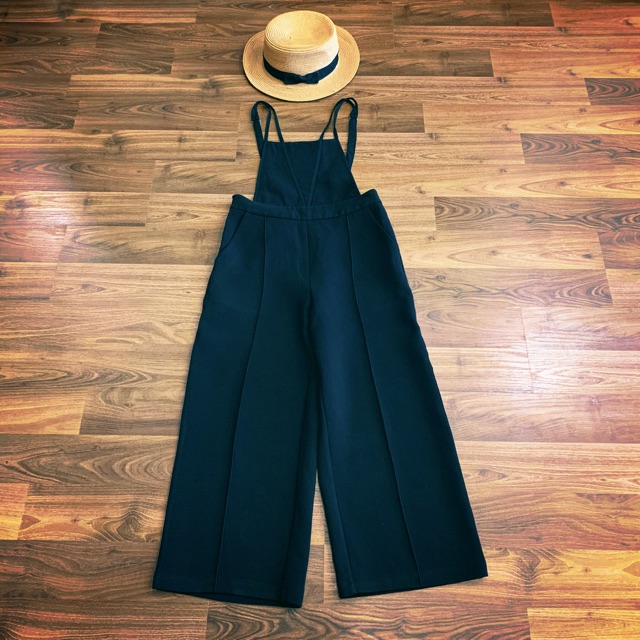 Jumsuit đen cổ yếm