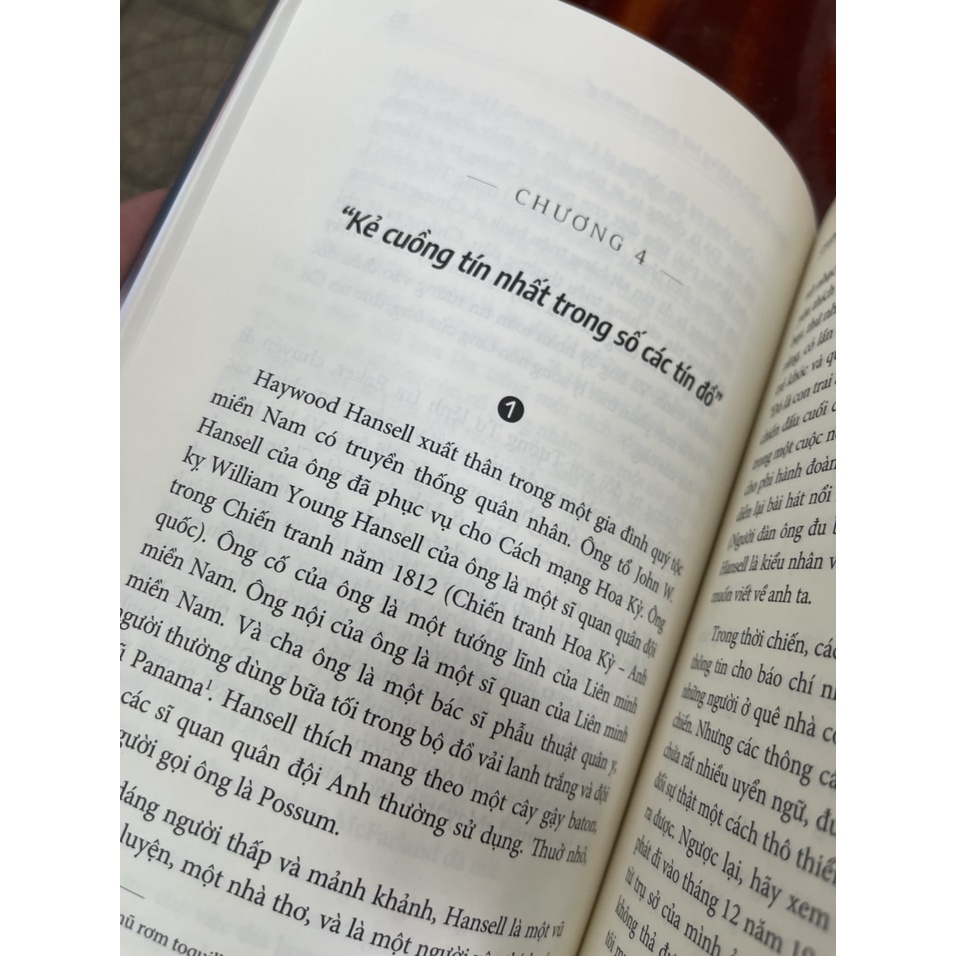 sách-The Bomber Mafia: Giấc Mơ, Cám Dỗ Và Đêm Dài Nhất Trong Thế Chiến II - Malcolm Gladwell-Saigonbooks (Bìa mềm)