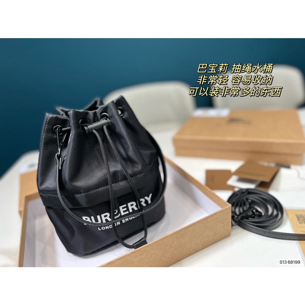 Burberry Túi bucket Dây Rút Sức Chứa Lớn Kiểu Dáng Đơn Giản Cổ Điển Hợp Thời Trang