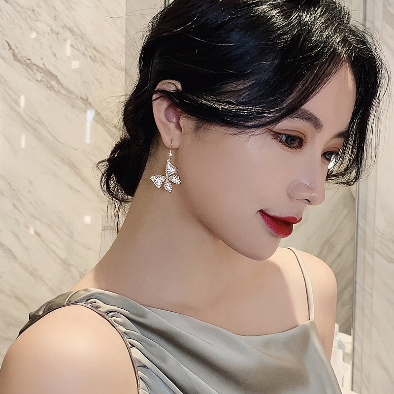 Khuyên tai hình bướm có ngọc trai tím nhân tạo