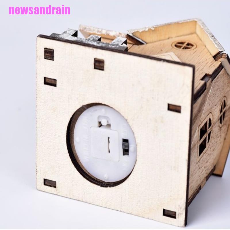 Nhà gỗ có đèn trang trí giáng sinh đáng yêu