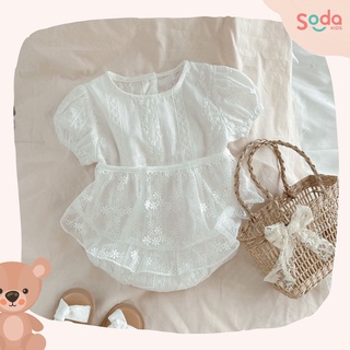 Bộ liền bé gái SODA KIDS trắng kèm yếm ren buộc bụng chất liệu thô ren mềm và thoáng mát