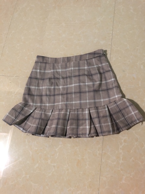 Chân váy ca rô đuôi cá siêu xinh . Size L 55- 60kg. Thích hợp với nhiều loại áo kết hợp với chân váy, Đi chơi đi du lịch