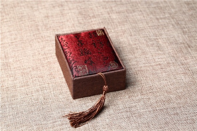 Hộp gấm gỗ đỏ thư pháp size lớn 10x7,5x4 cm tphcm