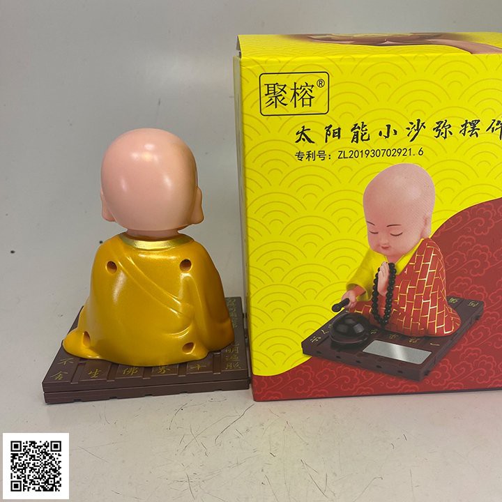 Tượng phật chú tiểu gõ mõ tụng kinh dùng pin nlmt áo cà sa vàng mới, hàng đẹp Smarttnt.vn
