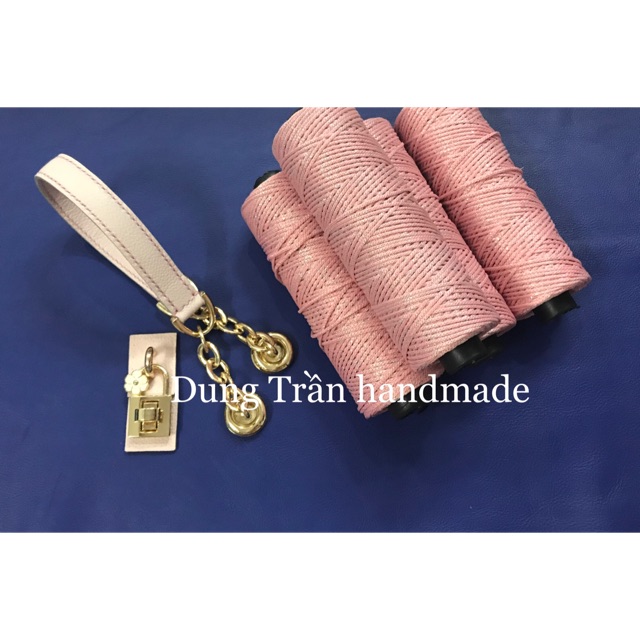Quai xách da bò và khoá hoa mai handmade kèm phụ kiện hoàn chỉnh lên túi như mẫu