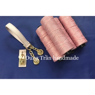 Quai xách da bò và khoá hoa mai handmade kèm phụ kiện hoàn chỉnh lên túi như mẫu