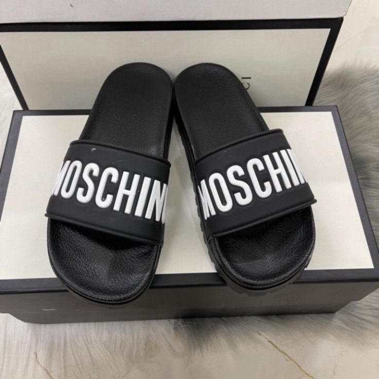 Dép Nam Nữ Cao Su, Dép Quai Ngang MOSCHINO Màu Đen Chữ Trắng Lên Chân Cực Đẹp