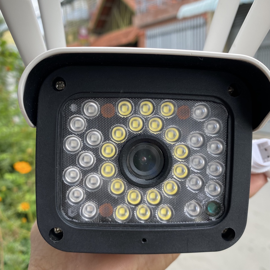 Camera Yoosee ngoài trời 6 led, có led chiếu sáng, quay có màu ban đêm