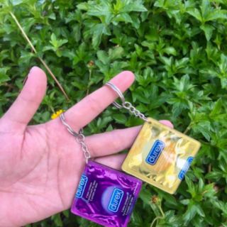 Móc khóa mica bao cao su