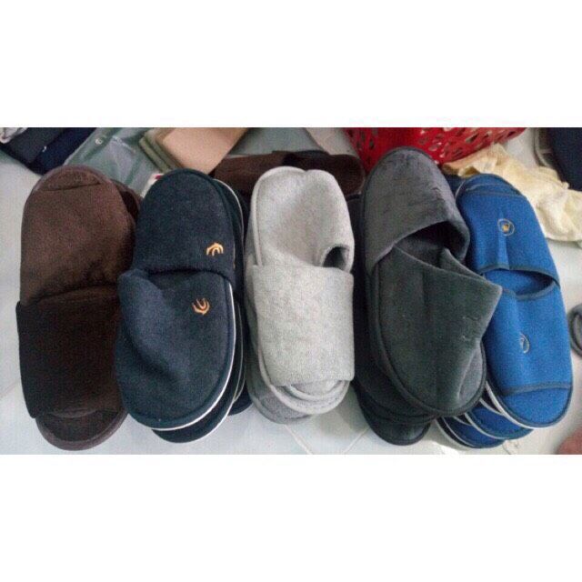 Dép mang trong nhà