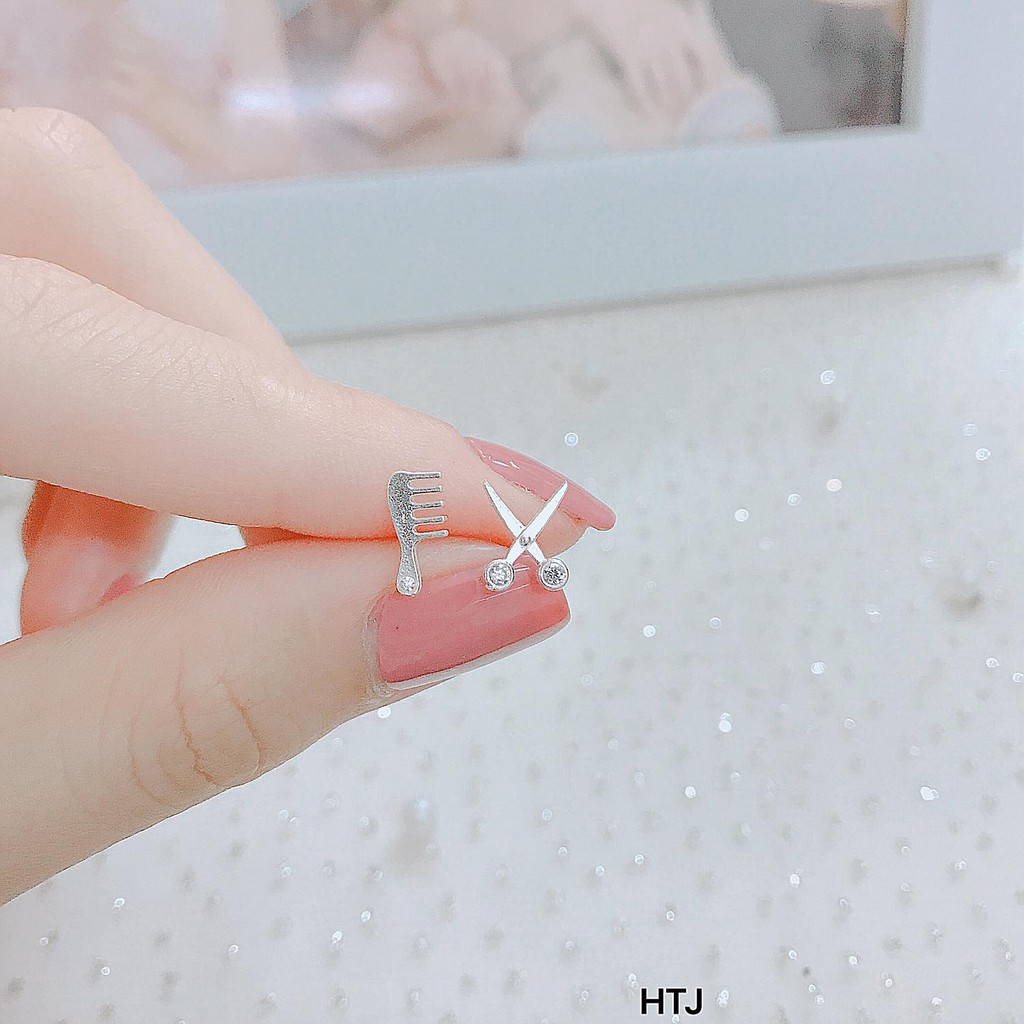 1 CHIẾC NỤ TAI BẠC CÁ TÍNH HÌNH LƯỢC VÀ HÌNH KÉO HÌNH BÀN CHÂN