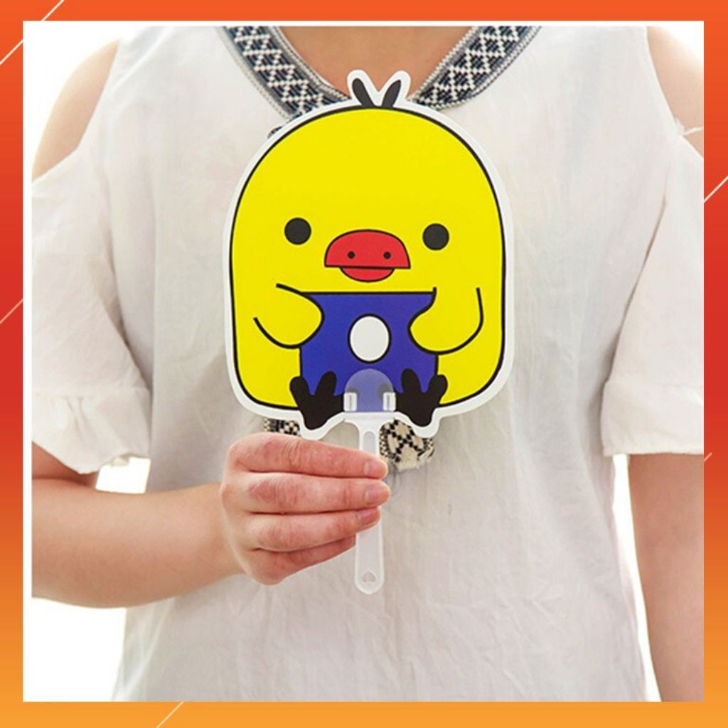 Quạt nhựa cầm tay dễ thương TẶNG móc treo cùng hình ở cán quạt | BigBuy360 - bigbuy360.vn