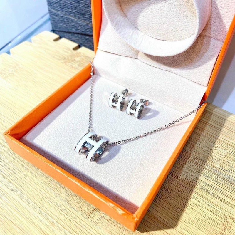 Bộ vòng cổ tai chữ H t i t a n hót trend.không han dỉ