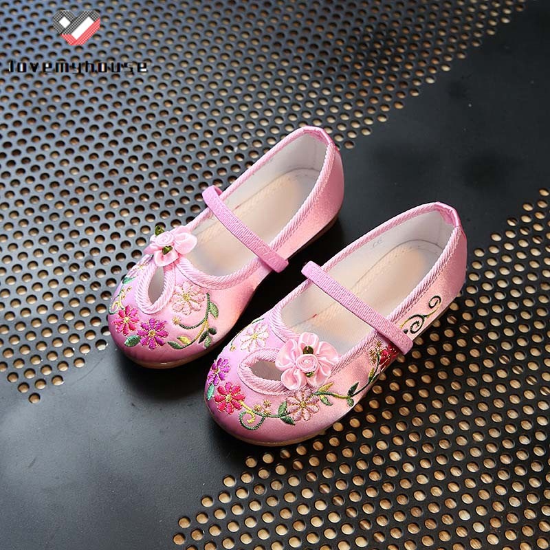 Giày thêu hoa thủ công dành cho bé