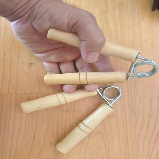 cặp lò  xo bóp tay cán gỗ