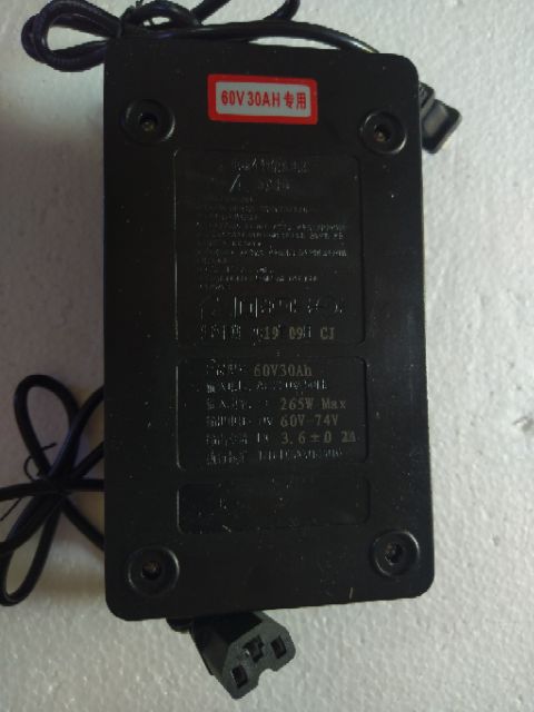 Sạc xe máy điện Xingjian 60V-20AH chân 3 chấu đặc.