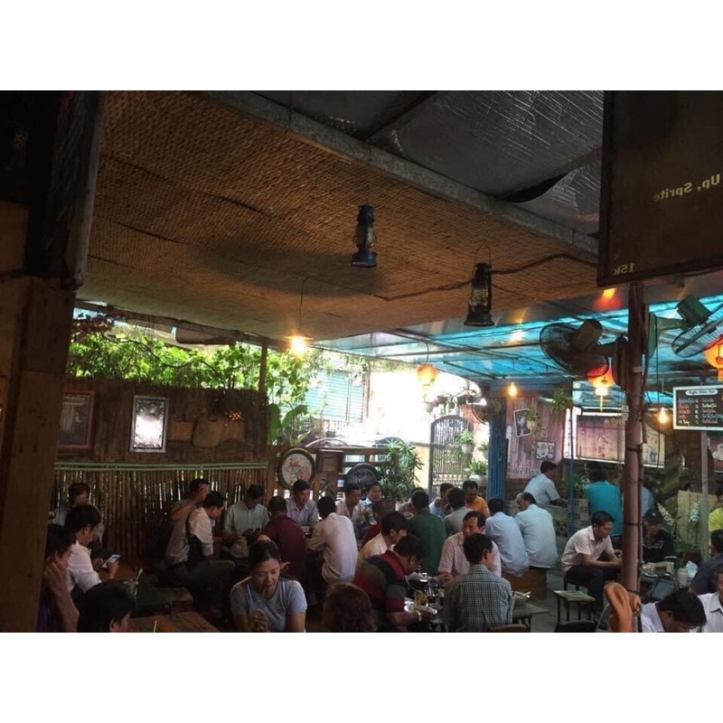Coffee LIVE là dòng cà phê rang xay nguyên chất 100% kết hợp ba loại Robusta+Culi+Moka(Arabica) có vị đắng ngọt thơm hậu