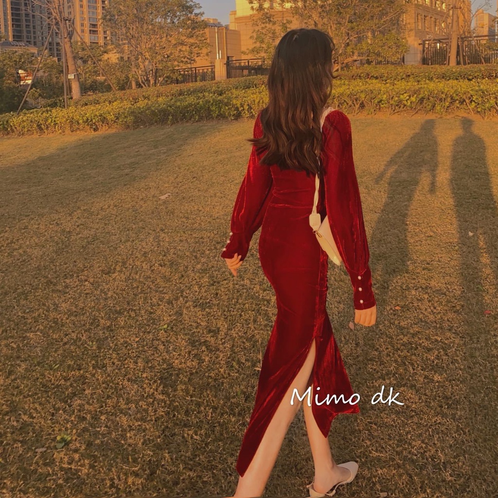 Đầm sườn xám nhung đỏ tay dài đính nút ngọc trai nhân tạo phong cách Trung Hoa retro