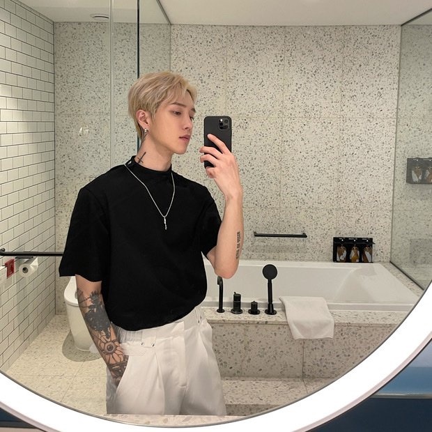 Áo thun nam tay lỡ cổ bo phối nút Bấm