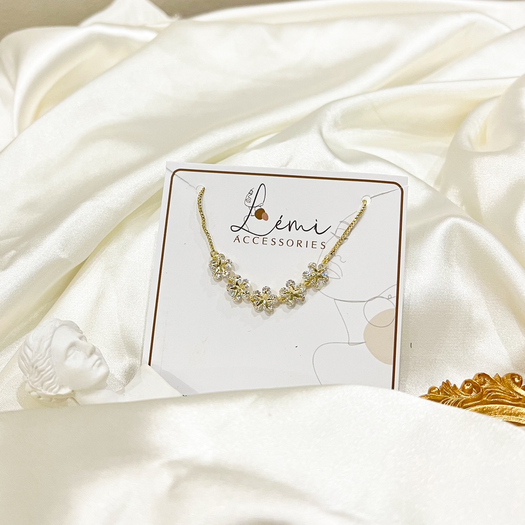 Vòng tay nữ titan lắc tay hoa mai đính đá Lémi bền màu có dây dút chỉnh kích thước tiện dụng Lémi accesories