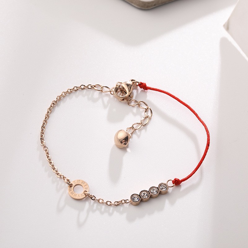Vòng Tay Dây Đỏ May Mắn Bằng Thép Titan Mạ Vàng Hồng 18K Mặt Hình Số La Mã Đính Đá Có Thể Điều Chỉnh