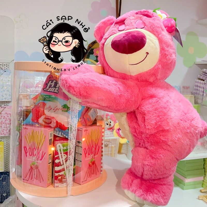 CHÍNH HÃNG Gấu bông gấu dâu lotso Disney nhắm mắt dễ thương có mùi dâu có dây đeo