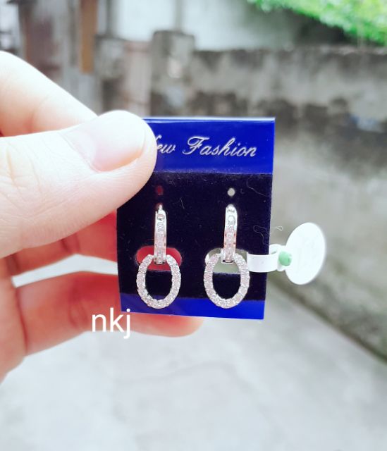 1 ĐÔI KHUYÊN TAI BẠC NỮ DÁNG TRÒN, GẮN ĐÁ TRẮNG