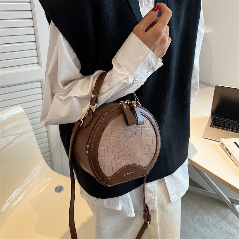 Túi đeo chéo nữ dáng tròn vân rắn nâu hot trend 2023 cực xinh BAG U TOV27