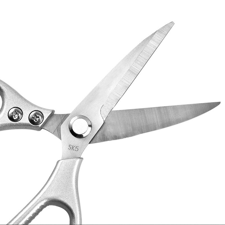 Kéo cắt gà SK5 xuất Nhật làm từ chất liệu thép không gỉ cao cấp, cắt được nhiều loại nguyên liệu khác nhau