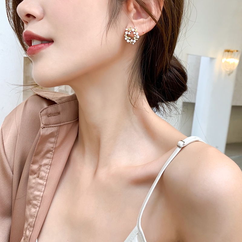 Đôi bông tai mạ bạc 925 hình hoa gắn ngọc trai nhân tạo
