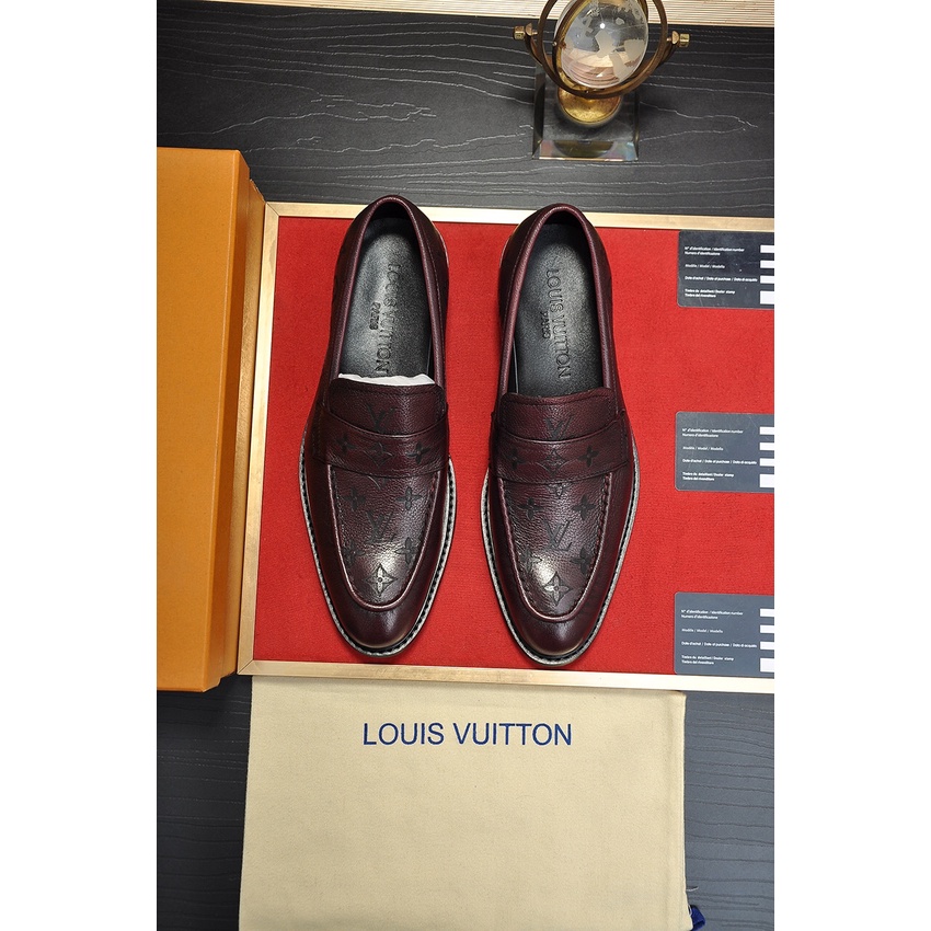 Giày lười mũi nhọn nam da thật cao cấp Louis Vuitton LV thiết kế sang trọng, ấn tượng với họa tiết logo in trên mặt da
