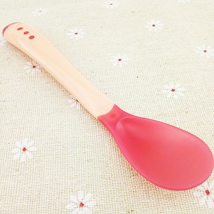 Thìa báo nóng cho bé ăn dặm an toàn bằng silicon
