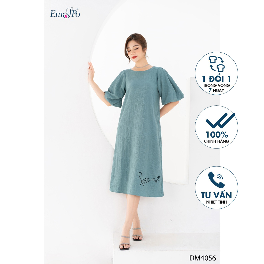 Đầm suông, tay bồng 2 lớp, sẻ lưng thắt nơ sau, thêu chữ ở gấu Emspo DM4056