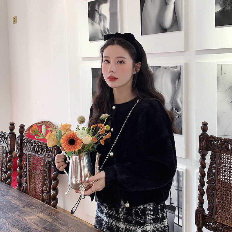 Áo Khoác cardigan Ngắn Dáng Rộng Giả Lông Chồn Đính Nút Ngọc Trai Thời Trang Thu Đông Hàn Quốc Cho Nữ