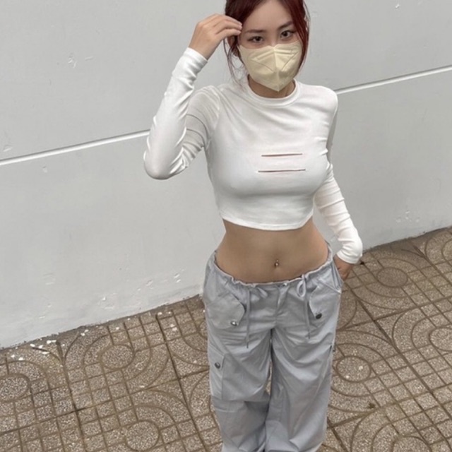 NAE TOP-Áo gân đen/trắng tay dài cut ngực vải co giãn tốt-Whitelies Shop