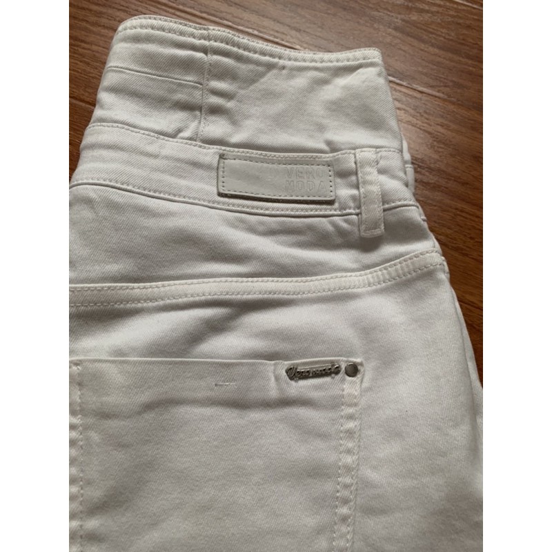 Quần short jeans trắng hiệu VeroModa