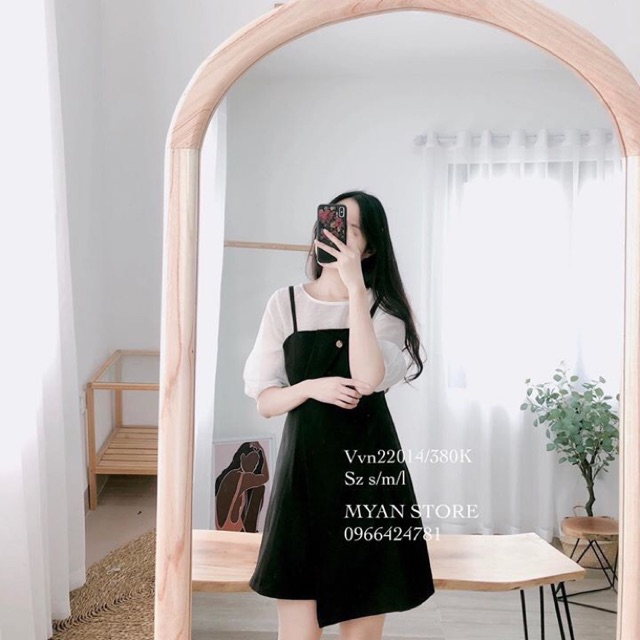 Váy đen dáng yếm tay lỡ