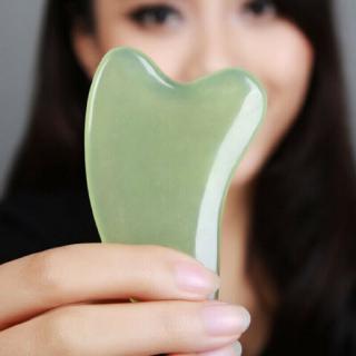 1 Dụng Cụ Mát Xa Mặt Bằng Đá Ngọc Bích