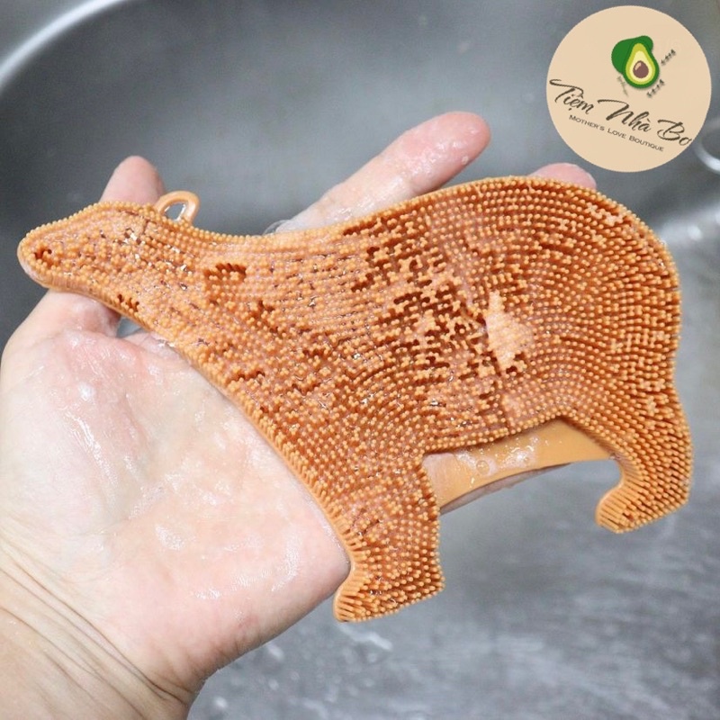 Miếng rửa dụng cụ ăn dặm cho bé Designnku hình gấu, đồ rửa chén bát cho bé