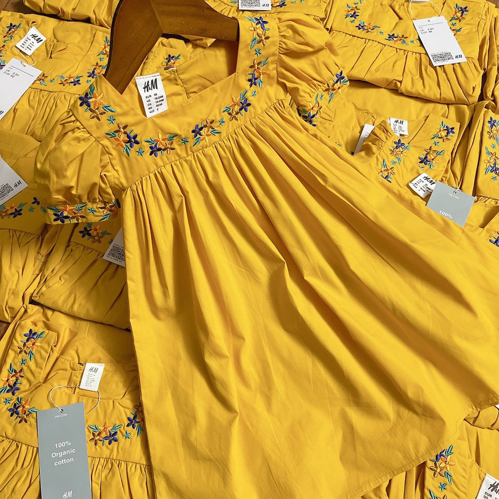 Váy vàng HM thêu viền cổ vuông xinh xắn cho bé gái