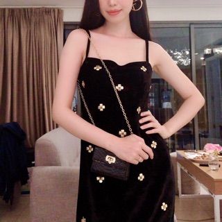 Đầm nhung đen dài , hoa rơi kết tay 💕💕💕