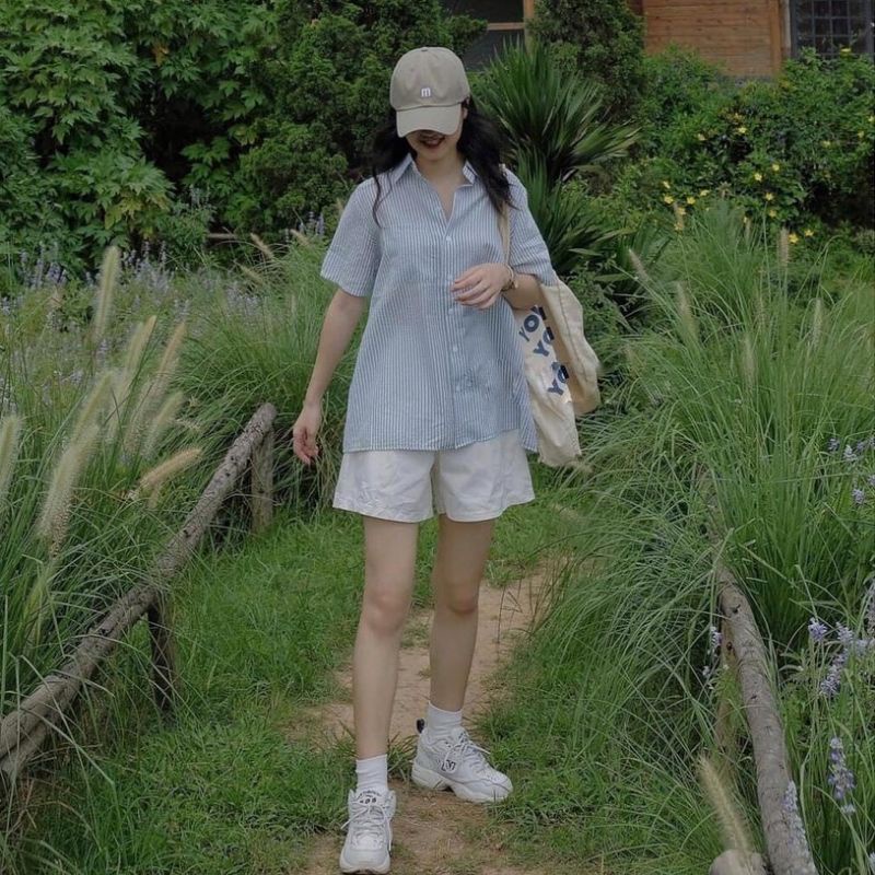Set đồ nữ, đồ bộ nữ gồm áo sơ mi kẻ xẻ vạt sau và quần shorts kaki trắng Mophus MS001