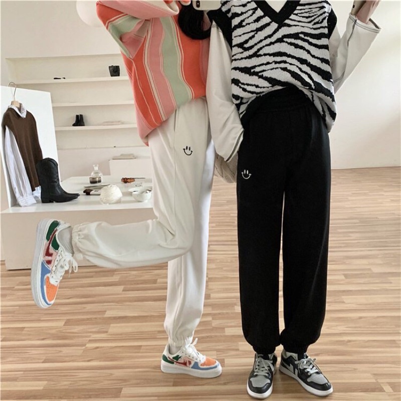 Quần jogger ống rộng bo chun nỉ ngoại thêu mặt cười unisex ulzzang nam nữ