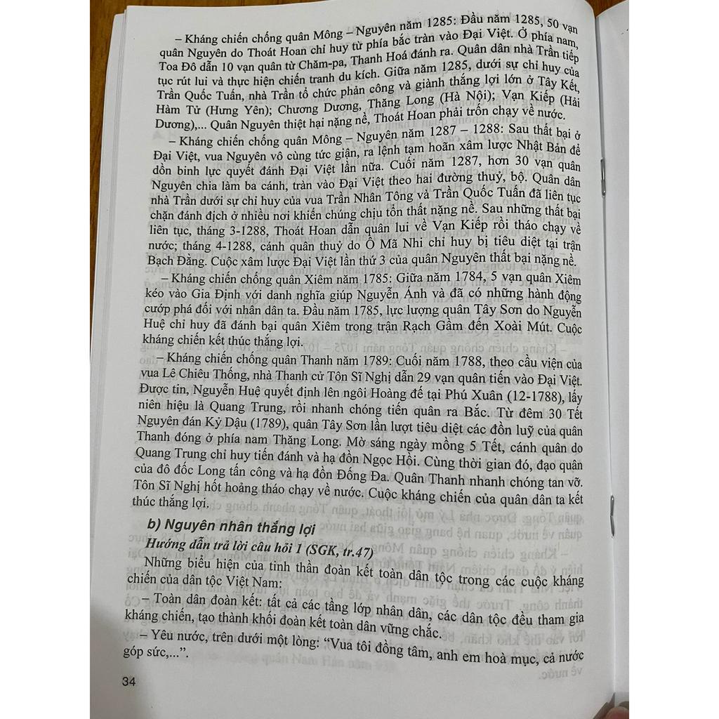 Sách - Hướng dẫn trả lời câu hỏi và bài tập Lịch sử 11 theo chương trình GDPT mới